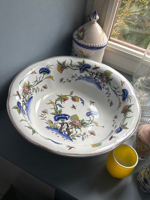 un bol posé sur une table à côté d'un vase