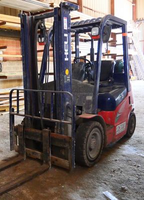 a forklift truck that is parked in a warehouse