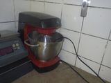 une photo d'un mixeur dans une cuisine, à côté d'une balance