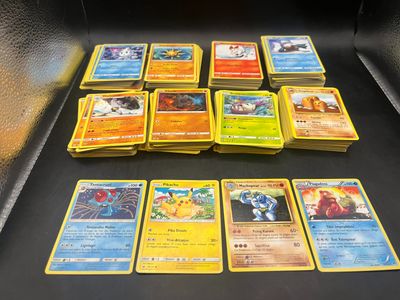un tas de cartes pokemon posées sur une table