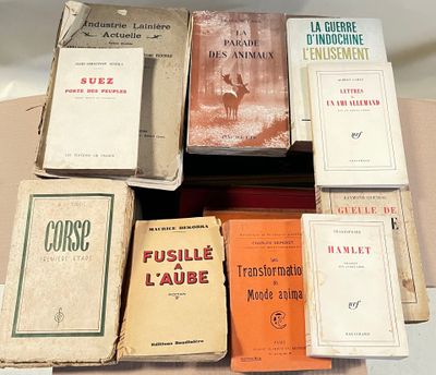 un grand nombre de livres posés sur une table