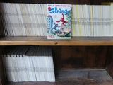 une bibliothèque sur laquelle sont posés des livres