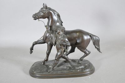 statue en bronze représentant un cheval et son cavalier sur fond blanc