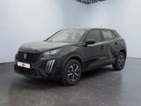 un SUV noir garé dans une pièce aux murs blancs
