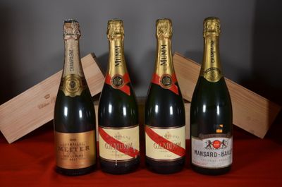 quatre bouteilles de champagne sont alignées sur une table