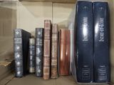 beaucoup de livres sur une étagère dans une boîte
