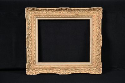 un cadre photo doré sur fond noir