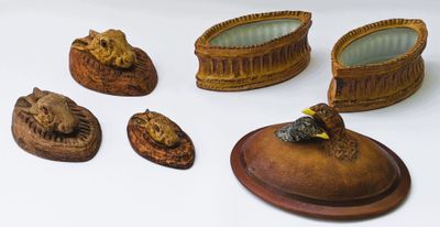 une petite collection de figurines posées sur une surface blanche