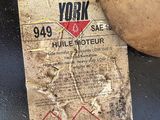 une pancarte à l'arrière d'une moto sur laquelle on peut lire « yolk »