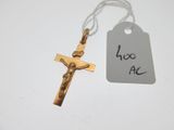 une petite croix et une étiquette posées sur une table blanche