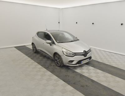 la voiture blanche est garée dans le garage sur le sol en damier
