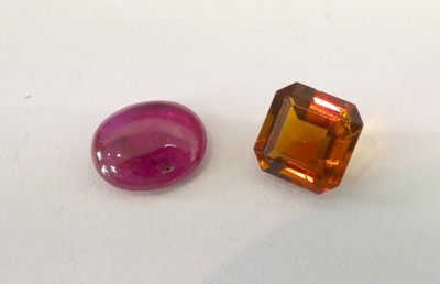 Lot de 2 pierres dont cabochon de rubis traité, poids du rub…