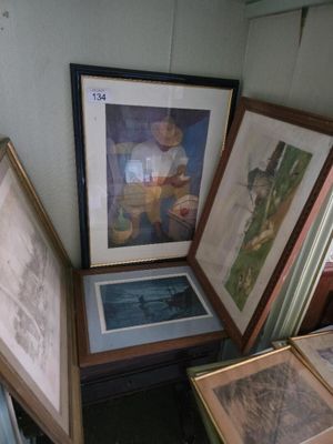 trois photos encadrées posées sur une table dans une pièce