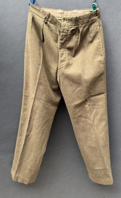 un gros plan sur un pantalon suspendu à une corde à linge
