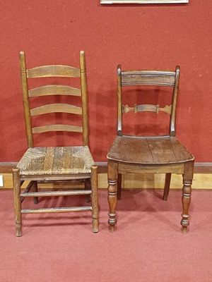 deux chaises en bois assises l'une à côté de l'autre sur le sol