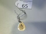 un collier orné d'une pièce d'or, posé sur une table