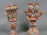 deux vases décorés, posés l'un à côté de l'autre sur une surface grise