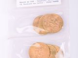 un sachet de pièces posé sur une table, à côté d'une carte bancaire
