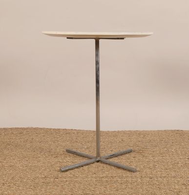 une image représentant une petite table ronde avec un piètement en métal