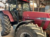 un tracteur rouge garé dans une grange