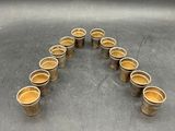 un gros plan sur plusieurs tasses posées sur une surface métallique