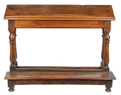 Grand prie Dieu en noyer, sur 4 pieds tournés, tablette de f…