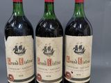 trois bouteilles de vin rouge posées côte à côte sur une table