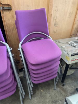 Six chaises visiteurs, piétement tubulaire gris, assise viol…