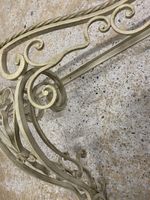 Console murale en fer forgé laqué crème à décor d'enroulemen… (photo 5)