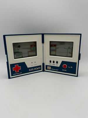deux consoles de jeux posées l'une à côté de l'autre sur une surface blanche