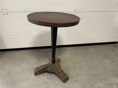 une petite table avec un plateau en bois sur un sol en béton