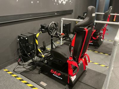 deux simulateurs de course exposés dans une pièce