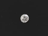 un diamant rond taille brillant sur fond noir