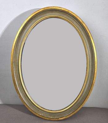 l'image d'un miroir encadré d'or posé sur une table
