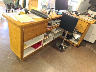 un bureau équipé d'un ordinateur et d'une imprimante