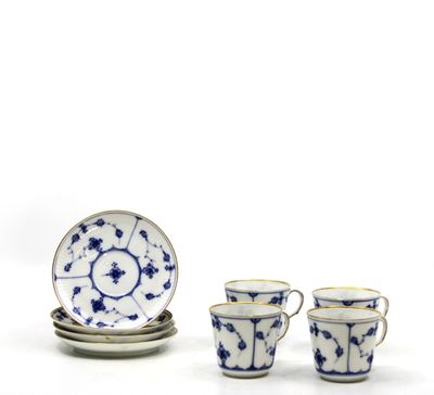 trois tasses et soucoupes bleues et blanches empilées les unes sur les autres