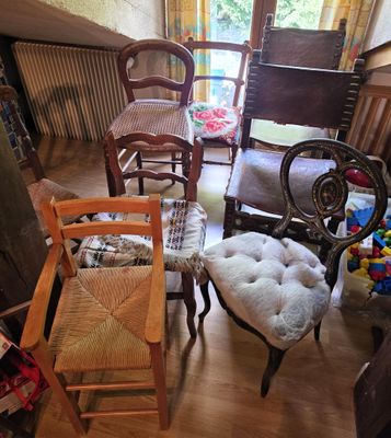 many chairs and a table in this room