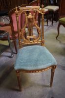 belle chaise dorée de style Louis XVI - dossier en forme de …