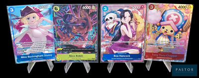 Quatre cartes représentant différents personnages d'anime sont affichées sur un fond noir.