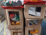 deux cartons sur lesquels sont posés des peluches, dans un entrepôt