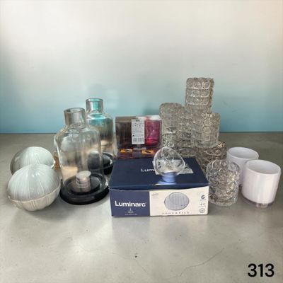 une boîte en verre et une boîte de bougies posées sur une table