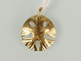 un gros plan d'un pendentif plaqué or orné d'un aigle