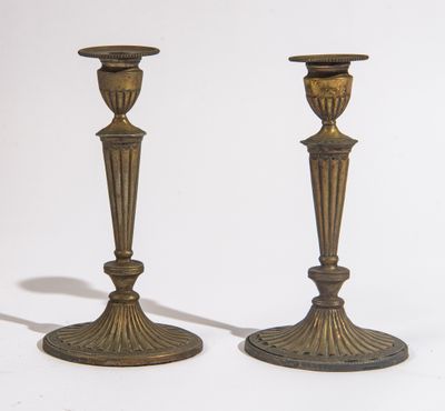 paire de chandeliers anciens en laiton sur fond blanc
