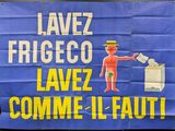 affiche bleue et jaune représentant un homme en train de jeter une poubelle dans une benne à ordures