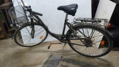 un vélo avec un panier à l'arrière