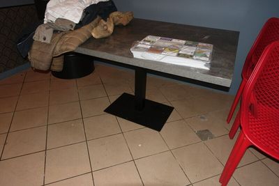 un ours en peluche posé sur une table dans un restaurant