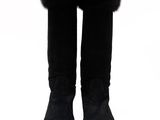 bottes noires en daim avec des revers en fourrure, sur fond blanc