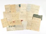 une pile de vieilles lettres et d'enveloppes posée sur une table