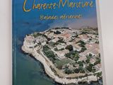un livre sur la couverture duquel figure l'image d'une ville