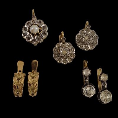 un ensemble de bijoux en or et en argent sur fond noir